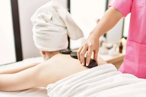 Mulher Reciving Massagem Volta Com Pedras Pretas Centro Beleza — Fotografia de Stock