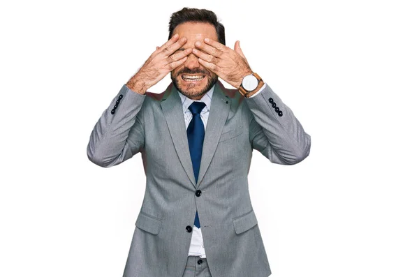 中年男性のビジネス服を手で明るく面白い笑みを浮かべて目をカバーを着て 視覚障害の概念 — ストック写真