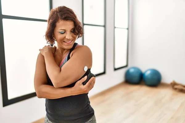 Medioevo Donna Diabetica Ispanica Controllo Glucosio Dopo Allenamento Presso Centro — Foto Stock