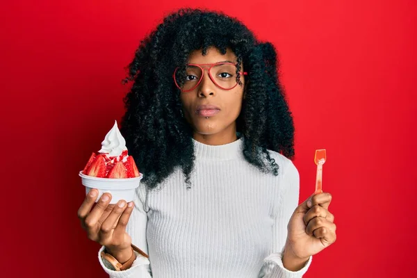 Mujer Afroamericana Con Cabello Afro Comiendo Helado Fresa Relajado Con —  Fotos de Stock