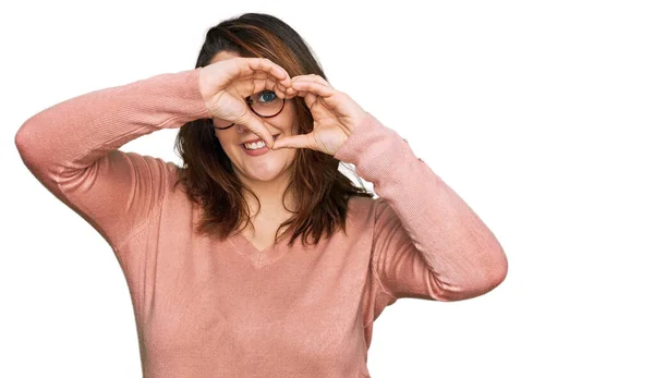 Genç Cüsseli Bir Kadın Günlük Kıyafetler Gözlük Takıyor Kalp Şeklinde — Stok fotoğraf