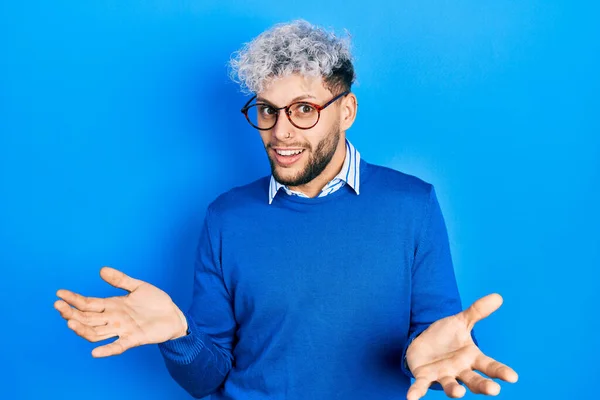 Homem Hispânico Jovem Com Cabelo Tingido Moderno Vestindo Suéter Óculos — Fotografia de Stock