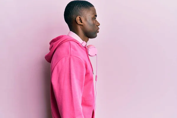 Joven Afroamericano Hombre Con Ropa Gimnasio Uso Auriculares Mirando Lado — Foto de Stock