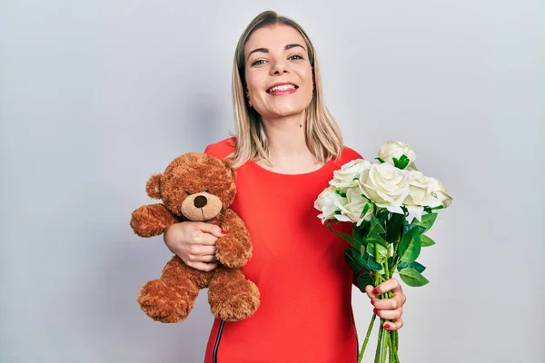 Mulher Branca Bonita Segurando Urso Buquê Flores Para Aniversário Sorrindo — Fotografia de Stock