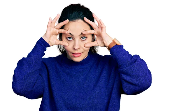 Jonge Latijns Amerikaanse Vrouw Draagt Casual Kleding Proberen Ogen Openen — Stockfoto