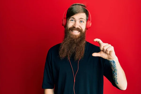 Kızıl Saçlı Uzun Sakallı Müzik Dinleyen Kulaklık Takan Gülümseyen Kendine — Stok fotoğraf