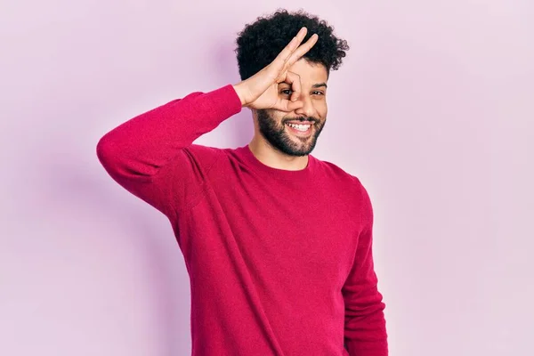 Jonge Arabier Man Met Baard Dragen Casual Roze Trui Glimlachen — Stockfoto