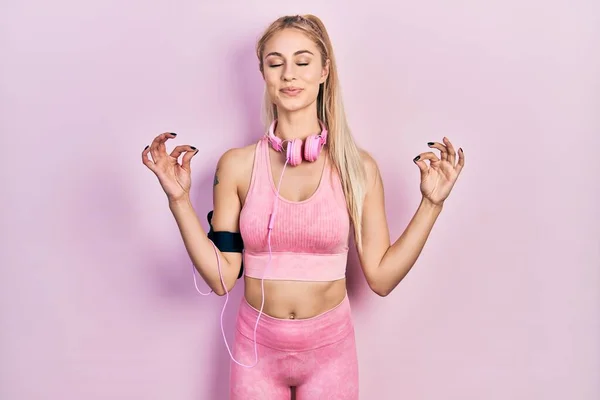 Ung Vacker Kaukasiska Kvinna Bär Gym Kläder Och Använda Hörlurar — Stockfoto