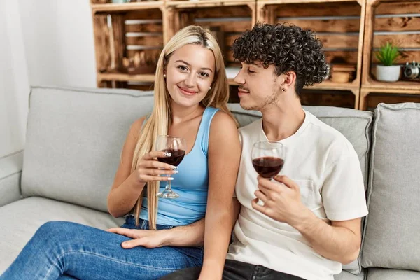 Unga Par Ler Glad Skål Med Rött Vin Glas Hemma — Stockfoto