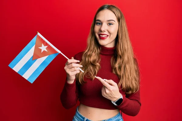 Jong Blond Vrouw Houden Cuba Vlag Glimlachen Gelukkig Wijzend Met — Stockfoto