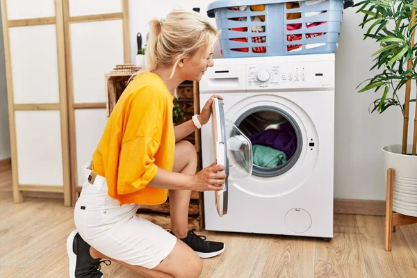 Jovem Loira Fazendo Lavanderia Colocando Roupas Máquina Lavar Roupa Casa — Fotografia de Stock