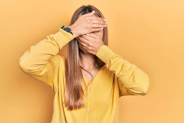 Mulher Hispânica Bonita Vestindo Camisola Amarela Casual Cobrindo Olhos Boca — Fotografia de Stock