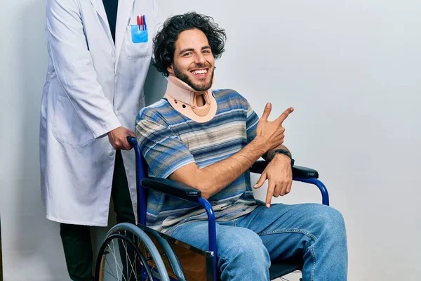 Bonito Homem Hispânico Sentado Cadeira Rodas Usando Gola Pescoço Alegre — Fotografia de Stock