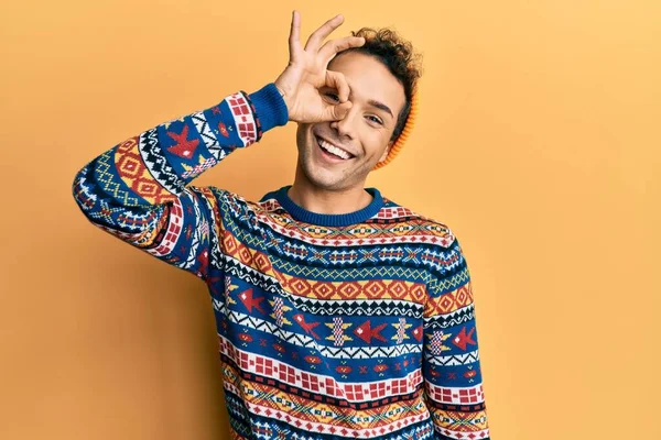 Mladý Pohledný Muž Nosí Vlněnou Čepici Barevný Svetr Usměvavý Šťastný — Stock fotografie