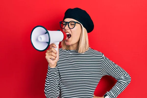 Blank Blond Vrouw Dragen Bril Baret Schreeuwen Met Megafoon Rode — Stockfoto