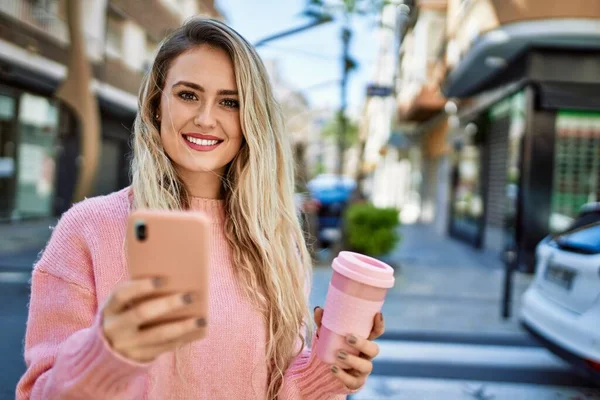 Ung Blond Kvinna Som Använder Smartphone Staden — Stockfoto