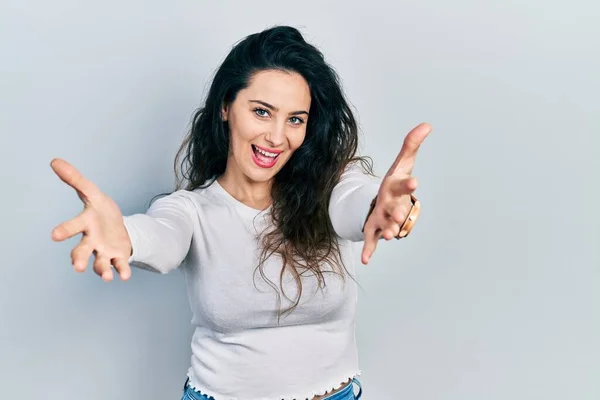 Mujer Hispana Joven Vestida Con Ropa Casual Mirando Cámara Sonriendo —  Fotos de Stock