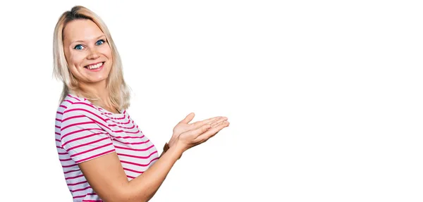 Young Caucasian Woman Wearing Casual Clothes Pointing Aside Hands Open — Stock Photo, Image