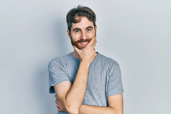 Uomo Caucasico Con Barba Che Indossa Maglietta Grigia Casual Guardando — Foto Stock