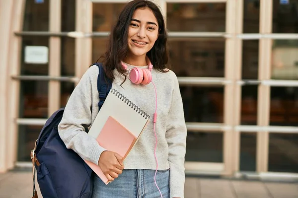 Giovane Studentessa Del Medio Oriente Sorridente Felice Libro Tenuta Città — Foto Stock