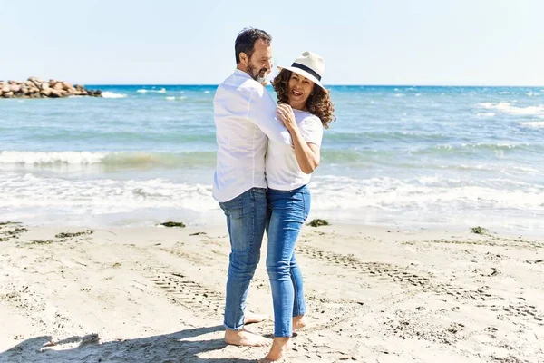 Middelbare Leeftijd Hispanic Paar Glimlachen Gelukkig Dansen Het Strand — Stockfoto