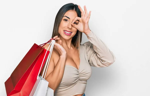 Giovane Donna Ispanica Tenendo Borse Della Spesa Sorridente Felice Facendo — Foto Stock