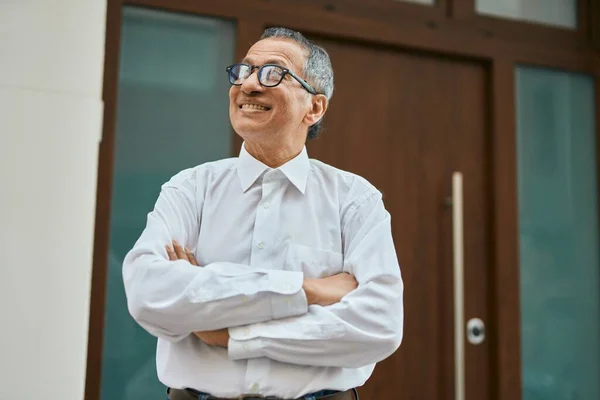 Medioevo Sud Est Asiatico Uomo Sorridente Fiducioso Con Braccia Incrociate — Foto Stock