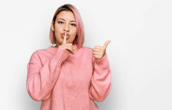 Mulher Hispânica Com Cabelo Rosa Vestindo Camisola Inverno Casual Pedindo — Fotografia de Stock