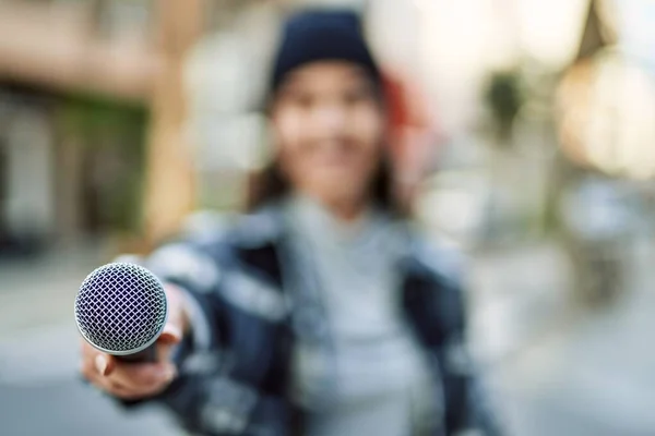 Genç Spanyol Kadın Şehirde Mikrofon Kullanarak Mutlu Bir Şekilde Gülümsüyor — Stok fotoğraf