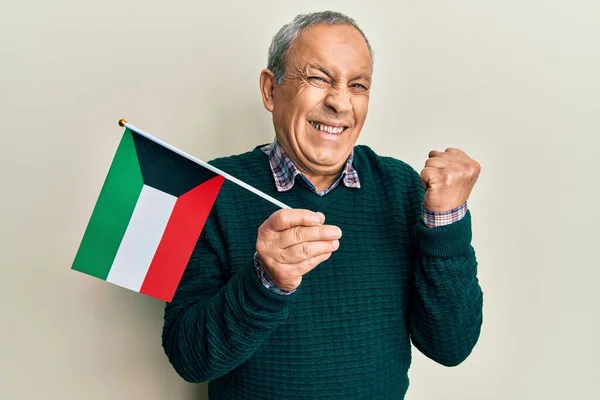 Красивий Старший Чоловік Сірим Волоссям Тримає Прапор Кувейту Кричить Гордо — стокове фото