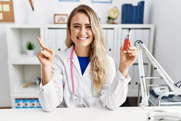 Jovem Mulher Bonita Médico Segurando Cigarro Eletrônico Clínica Sorrindo Feliz — Fotografia de Stock
