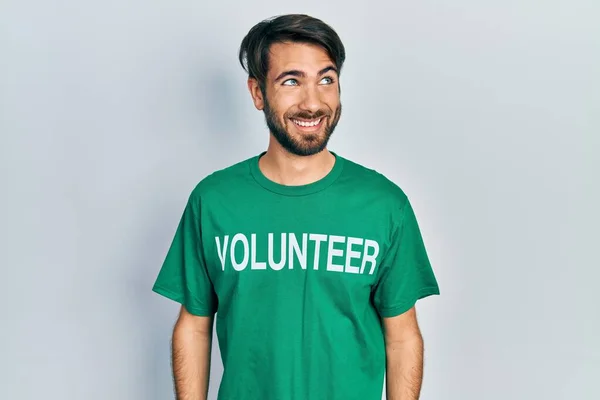 Jovem Hispânico Vestindo Shirt Voluntária Sorrindo Olhando Para Lado Olhando — Fotografia de Stock