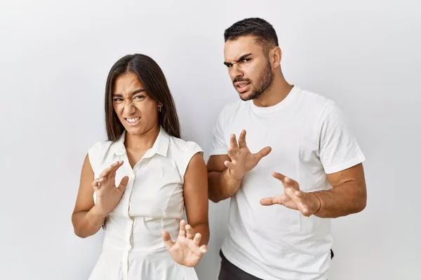 Jeune Couple Interracial Debout Ensemble Dans Amour Sur Fond Isolé — Photo