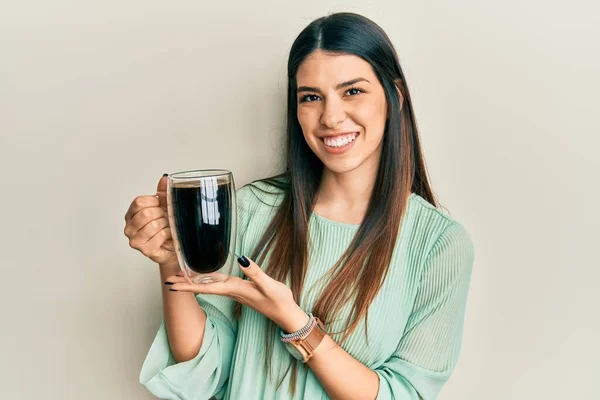 Νεαρή Ισπανίδα Που Πίνει Ένα Φλιτζάνι Καφέ Δείχνοντας Θετική Και — Φωτογραφία Αρχείου