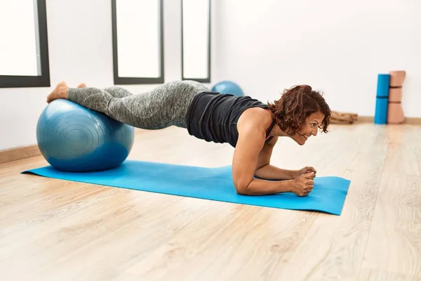 Medelåldern Hispanic Sportig Kvinna Ler Glad Träning Med Passform Boll — Stockfoto