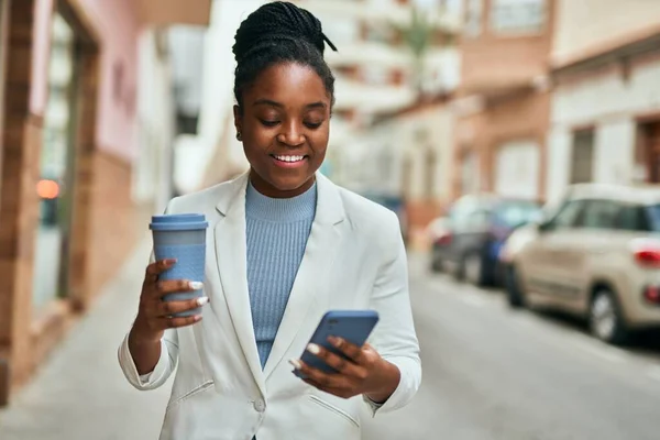 Νεαρή Αφροαμερικανή Επιχειρηματίας Που Χρησιμοποιεί Smartphone Και Πίνει Καφέ Στην — Φωτογραφία Αρχείου
