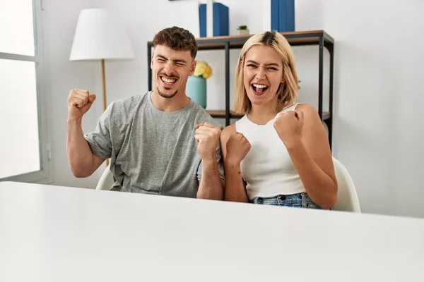 Jeune Beau Couple Portant Des Vêtements Décontractés Assis Sur Table — Photo