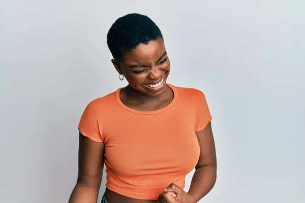 Mladá Afroameričanka Neformální Oranžové Tričko Velmi Šťastná Nadšená Dělá Vítězný — Stock fotografie