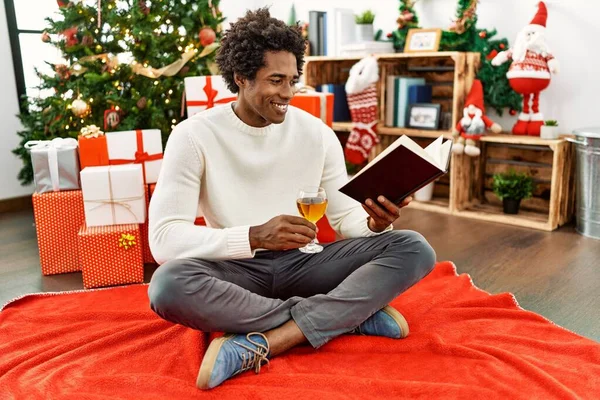 Joven Afroamericano Hombre Leyendo Libro Bebiendo Vino Sentado Suelo Por —  Fotos de Stock