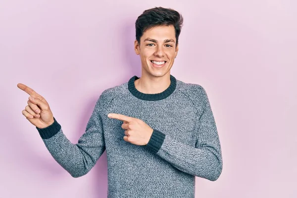 Jovem Hispânico Vestindo Roupas Casuais Sorrindo Olhando Para Câmera Apontando — Fotografia de Stock