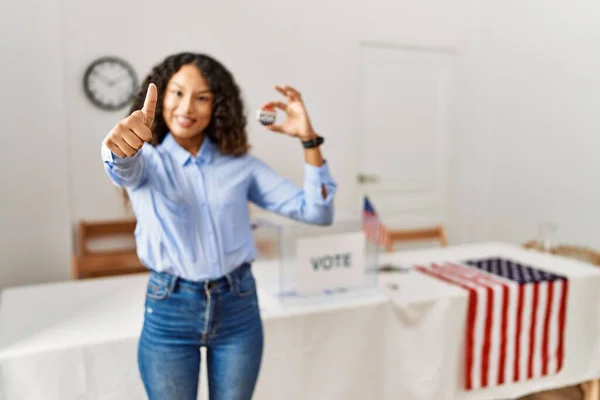 投票によって政治運動に立っている美しいヒスパニック系の女性は 手で積極的なジェスチャーを行うことを承認します 親指アップ笑顔と成功のために幸せ 勝者のジェスチャー — ストック写真