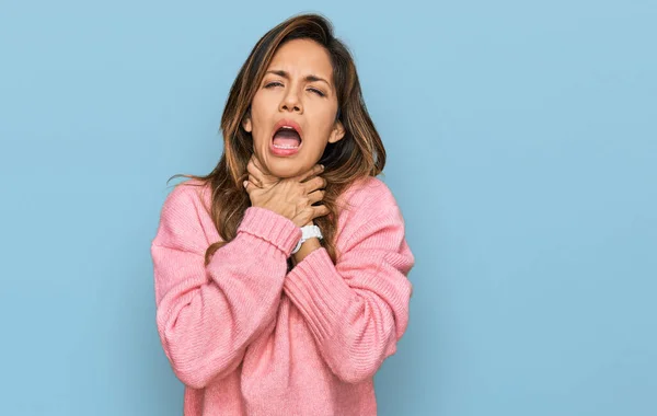 Young Hispanic Woman Wearing Casual Clothes Shouting Suffocate Because Painful — Stock Photo, Image