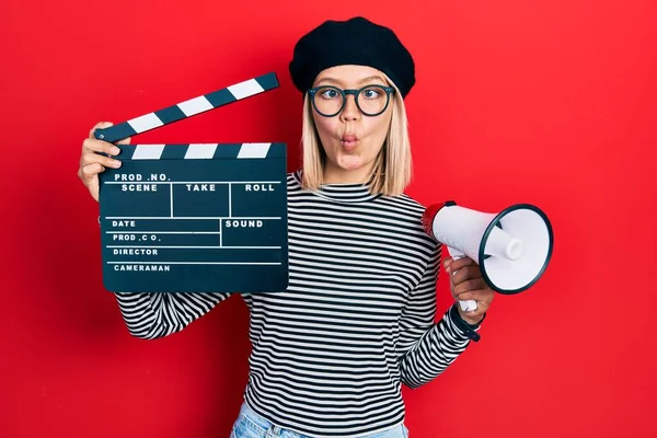 Krásná Blondýnka Drží Video Film Clapboard Megaphone Dělat Ryby Tvář — Stock fotografie