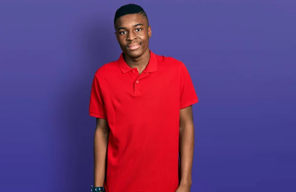 Hombre Afroamericano Joven Que Usa Una Camiseta Roja Casual Con — Foto de Stock