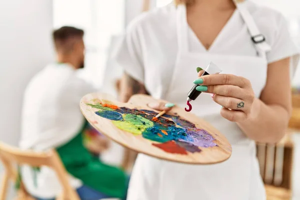 Joven Pareja Caucásica Dibujando Estudio Arte Chica Mezclando Colores Paleta — Foto de Stock