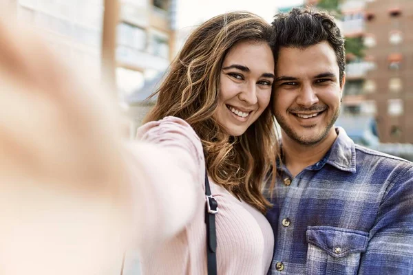 Genç Spanyol Çift Şehirde Birbirlerine Sarılıyorlar Kız Arkadaş Erkek Arkadaş — Stok fotoğraf