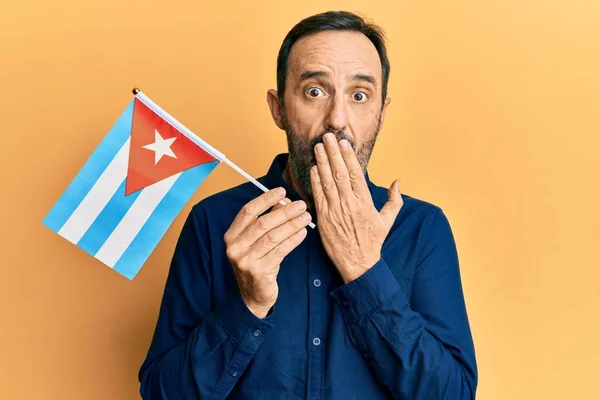 Homem Hispânico Meia Idade Segurando Bandeira Cuba Cobrindo Boca Com — Fotografia de Stock