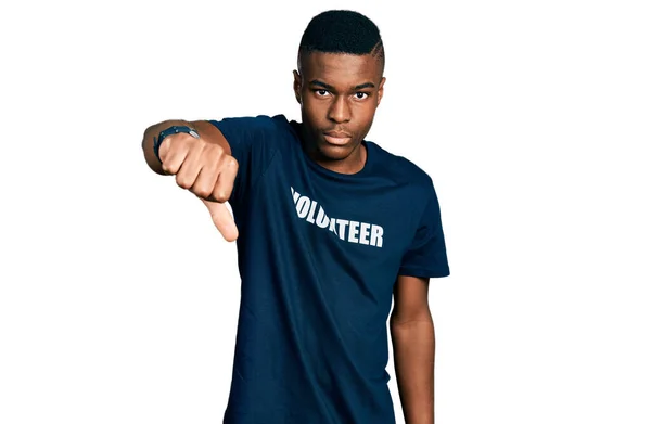 身穿志愿T恤的年轻的非洲裔美国人看上去很不高兴 很生气 带着拒绝和负面的手势 不好的表达方式 — 图库照片