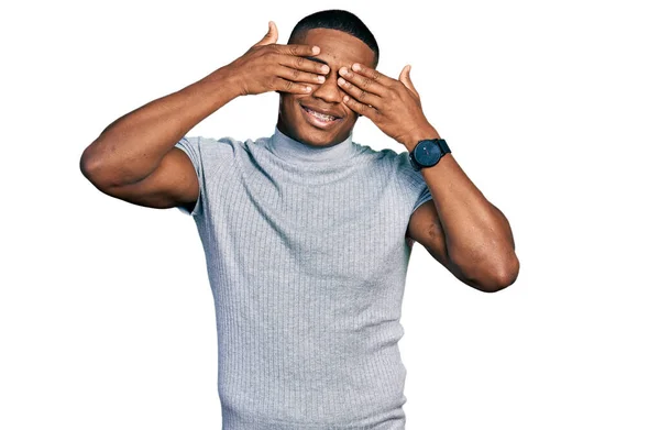 Mladý Černoch Neformální Tričku Zakrývající Oči Veselýma Legračníma Rukama Slepý — Stock fotografie