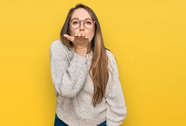 Ung Blond Kvinna Ledig Tröja Och Glasögon Tittar Kameran Blåser — Stockfoto